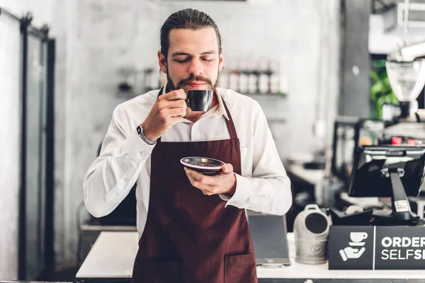 Portret przystojnego Brodaty Barista człowiek mały właściciel firmy SM — Zdjęcie stockowe