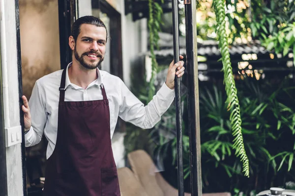 Yakışıklı sakallı barista adam küçük işletme sahibi sm portresi — Stok fotoğraf