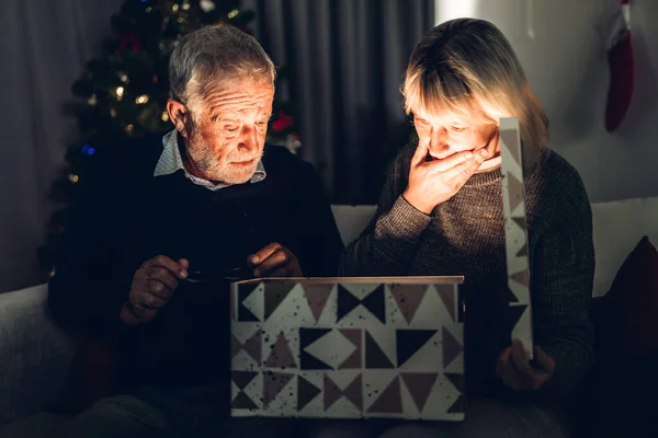 Senior férfi ajándékozás doboz feleség és szórakozás nyitó mágia — Stock Fotó