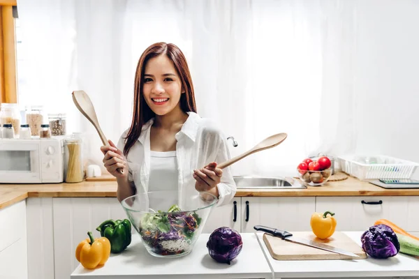 Kadın mutfakta salata pişiriyor. — Stok fotoğraf