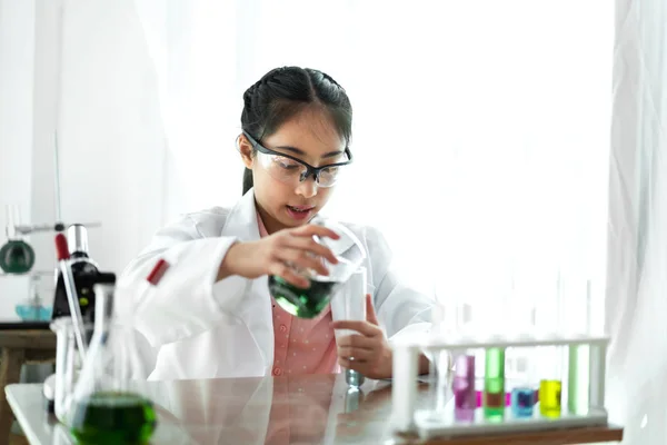 Teenage girl students learning and doing a chemical experiment a — Stock Photo, Image
