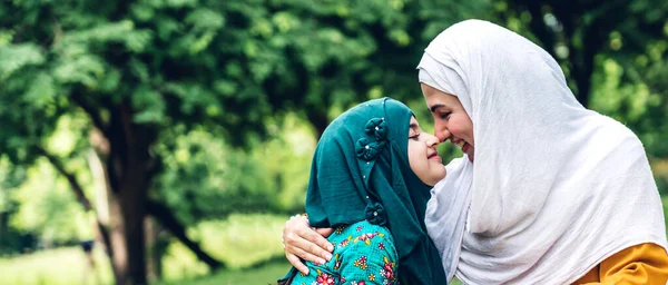 Mutlu güzel aile Arap müslüman anne ve küçük portresi — Stok fotoğraf
