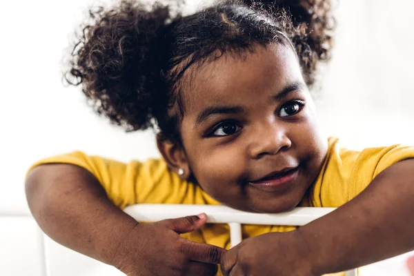 Egy boldog mosolygós kis afro-amerikai lány portréja. — Stock Fotó