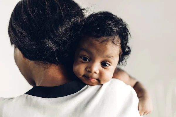 Afrikai amerikai anya kezében imádnivaló kis afro-amerikai — Stock Fotó
