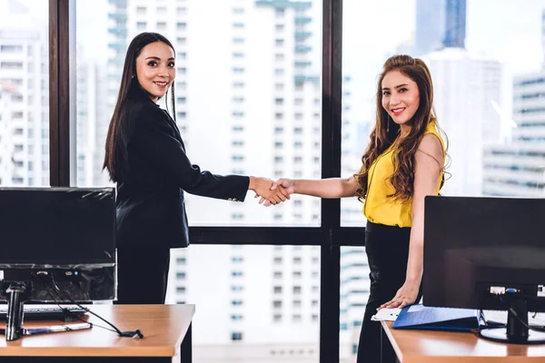 Éxito de los socios comerciales del apretón de manos en el loft.Partn trabajo moderno — Foto de Stock