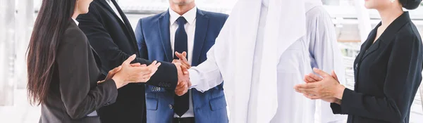 Успешный бизнес-партнер по рукопожатию с арабским бизнесменом — стоковое фото