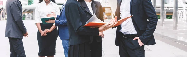 Erfolgreiche Gruppe von Geschäftspartnern diskutieren und arbeiten.cre — Stockfoto