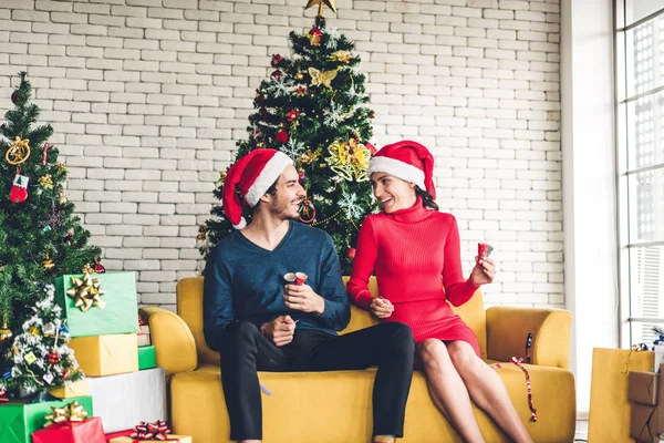 Портрет счастливой сладкой пары в шляпах Санта-Клауса, весело улыбающейся — стоковое фото