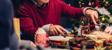 Mutlu çift eğleniyor ve romantik bir akşam yemeği yiyor.