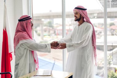 Arap iş ortağının modern dünyada el sıkışması başarılıydı.