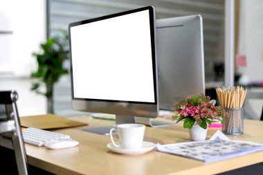 Laptop ve iş dünyası ile iş toplantısı ve konferans odası