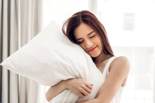 Portret kobieta cieszyć się i odpocząć na łóżku w sypialni w domu. ASI — Zdjęcie stockowe