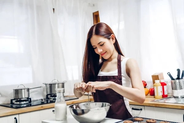 Lächeln Frau steht und kocht am Herd und Topf, um vorzubereiten — Stockfoto