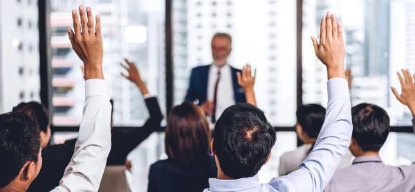 Businessman standing in front of group of people in consulting m — Stock Photo, Image