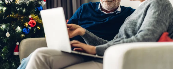 Senior par koppla av och använda bärbar dator tillsammans sittin — Stockfoto