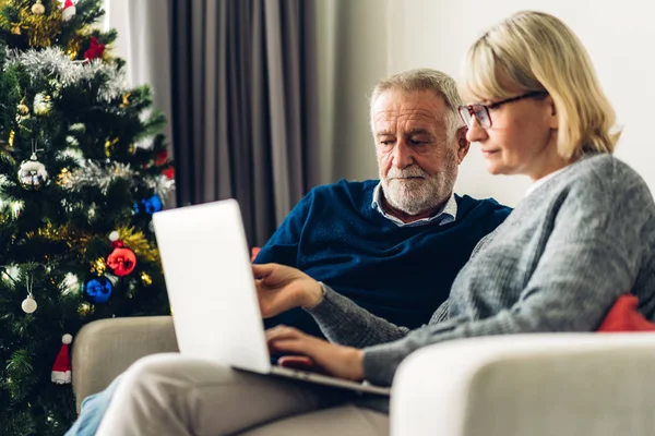 Senior par koppla av och använda bärbar dator tillsammans sittin — Stockfoto