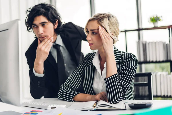 Successo di due business occasionali discutere e lavorare con de — Foto Stock