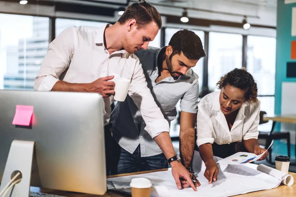 Grupo de reuniones de negocios profesionales y discusión de la estrategia w — Foto de Stock