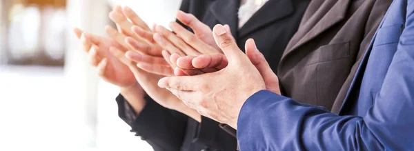 Framgångsrik grupp affärsmän som klappar händerna i mötet — Stockfoto