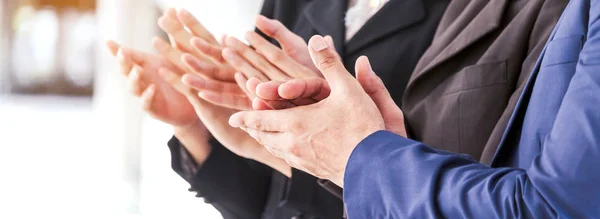 Groupe réussi de gens d'affaires applaudissements mains dans la meetin — Photo