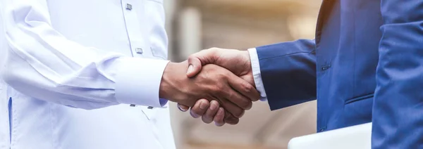 Successful businessmen handshake partner with arab businessman — Stock Photo, Image