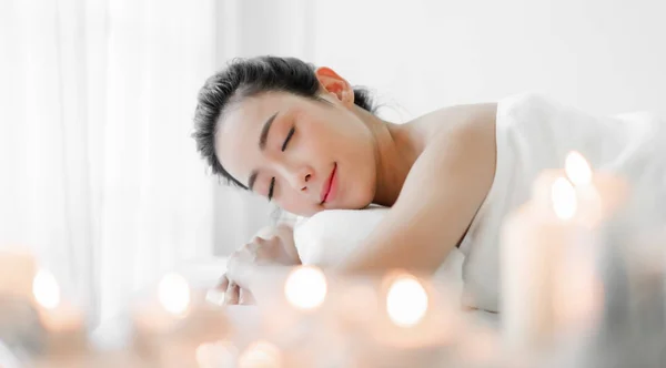 Bela jovem beleza tratamento da pele relaxante deitado sobre a — Fotografia de Stock