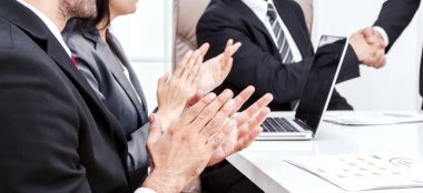 Şık takım elbise başarılı karşılıklı iki iş ortağı görüntü