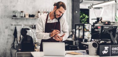 Yakışıklı sakallı barista adam küçük işletme sahibi wo portresi