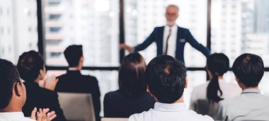 Grup m danışmanlık içinde insan önünde duran işadamı