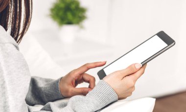 Kadın rahatlatıcı ve beyaz mock ile dijital tablet bilgisayar kullanma