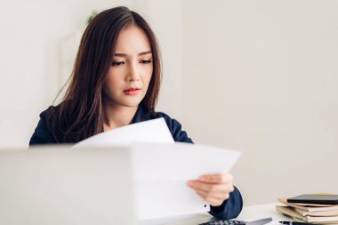 İş kadını oturma ve dizüstü bilgisayar ile çalışan.creative 