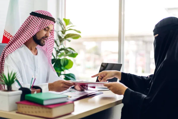 Successo di due uomini d'affari arabi che lavorano con laptop co — Foto Stock