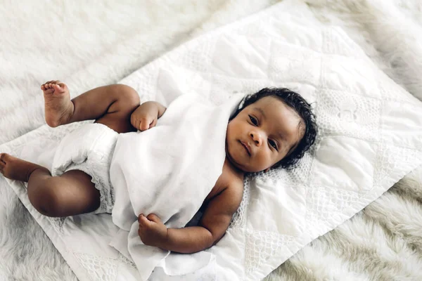 Retrato de lindo adorable pequeño africano americano bebé dormir en —  Fotos de Stock