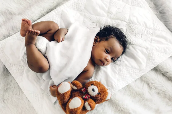 Portrait de mignon adorable petit bébé afro-américain dormir dans — Photo