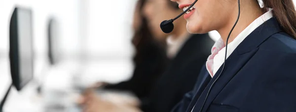 Hermosa mujer de negocios servicios de atención al cliente trabajando con h — Foto de Stock