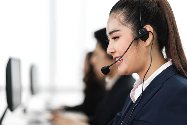 Hermosa mujer de negocios servicios de atención al cliente trabajando con h — Foto de Stock