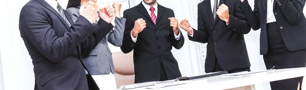 Erfolgreiche Gruppe von Geschäftsleuten im eleganten Anzug Celebra — Stockfoto
