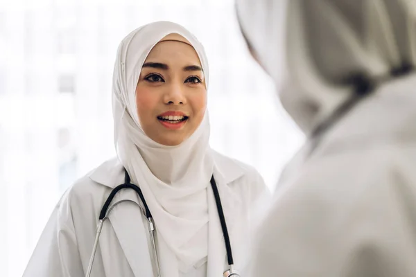 Dois muçulmano asiático feminino médico trabalhando e falar em hospital.heal — Fotografia de Stock