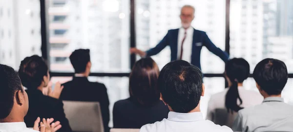 Zakenman staande voor groep mensen in raadpleging van m — Stockfoto