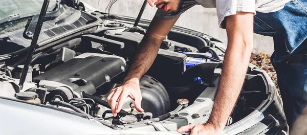 Professional car mechanic in uniform  fixing a car engine and re — Stock Photo, Image