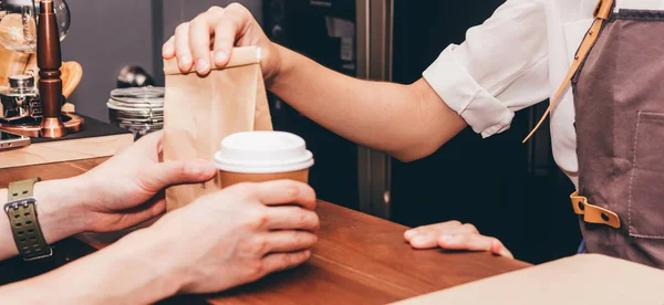 Barista žena dát šálek kávy zákazníkovi v kavárně — Stock fotografie