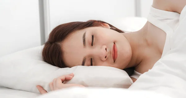 Портрет спящей молодой женщины Азии наслаждаться и расслабиться лежа на т — стоковое фото