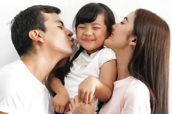 Portrait de père et mère heureux de famille avec fille sur whit — Photo