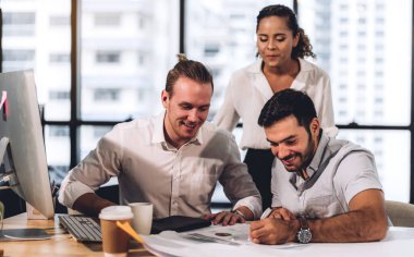 Bir grup profesyonel iş toplantısı ve strateji tartışması