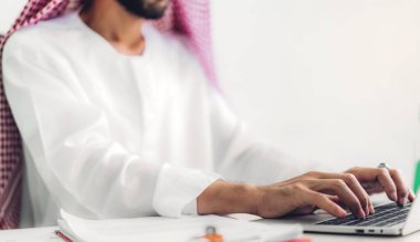 Arap iş adamı dizüstü bilgisayarla çalışıyor. Yaratıcı Arap bu bu