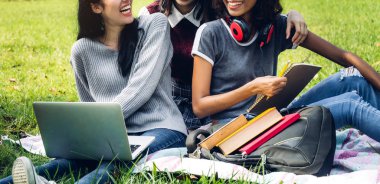 Gülümseyen uluslararası öğrenciler veya gençler den oluşan bir grup ve