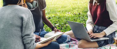 Gülümseyen uluslararası öğrenciler veya gençler den oluşan bir grup ve