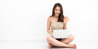 Dijital dizüstü bilgisayar kullanan güzel Asyalı kadın.