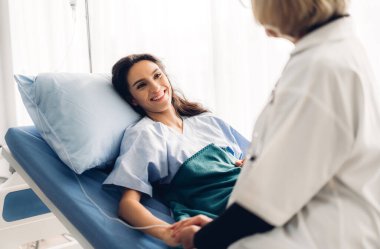 Kadın doktor ho 'da Patien kadınla tartışıyor ve ona danışıyor.
