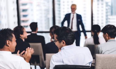 Grup m danışmanlık içinde insan önünde duran işadamı